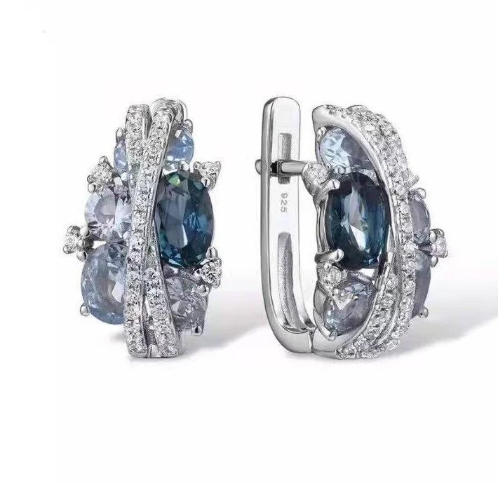 Fashion Ohrringe mit Zirkonia in Ozeanblau, filigran ausgeschnitten. Diese stilvollen Ohrringe betonen deine Schönheit. Ideal für jeden Anlass. — foto 7