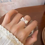 Anel em forma de coração com textura irregular e efeito powder. Demonstre seu amor com este acessório único. — foto 2