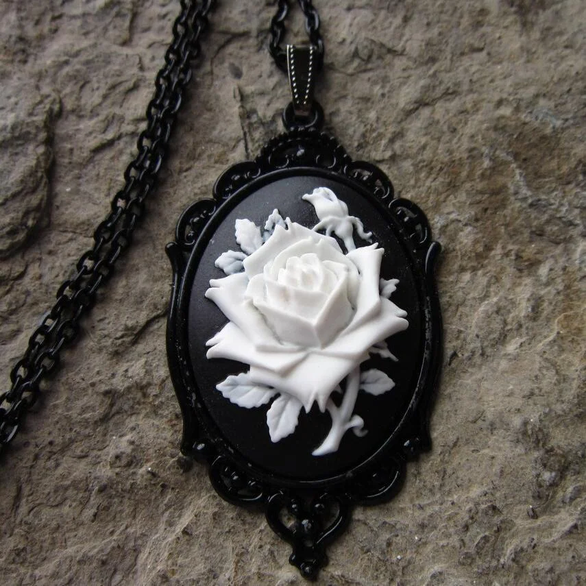 Colar Victoria Rosa Negra com Rosa Branca ou Branca com Negra, um acessório elegante e sofisticado, perfeito para realçar sua beleza. — foto 10