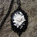 Colar Victoria Rosa Negra com Rosa Branca ou Branca com Negra, um acessório elegante e sofisticado, perfeito para realçar sua beleza. — foto 10