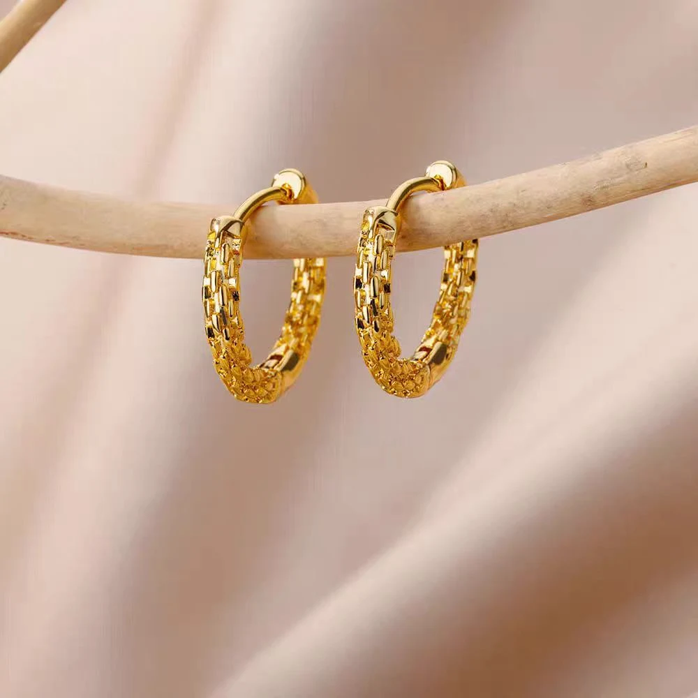 Brincos simples 18K ouro luxo leve, combinam com tudo. Acessório versátil e elegante para o dia a dia ou ocasiões especiais, realçando sua beleza natural. — foto 5