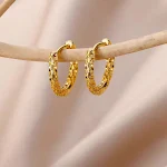 Brincos simples 18K ouro luxo leve, combinam com tudo. Acessório versátil e elegante para o dia a dia ou ocasiões especiais, realçando sua beleza natural. — foto 5