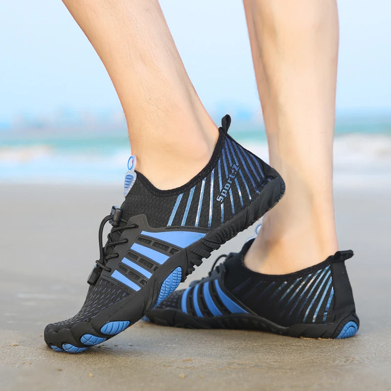 Scarpe a cinque dita alla moda per spiaggia e nuoto, calzature acquatiche per libertà di movimento e protezione in acqua. — foto 7