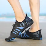 Scarpe a cinque dita alla moda per spiaggia e nuoto, calzature acquatiche per libertà di movimento e protezione in acqua. — foto 7