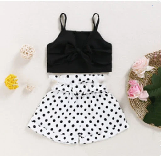 Title 2, Polka Dot Shorts Anzug mit ausgestellter Passfo...