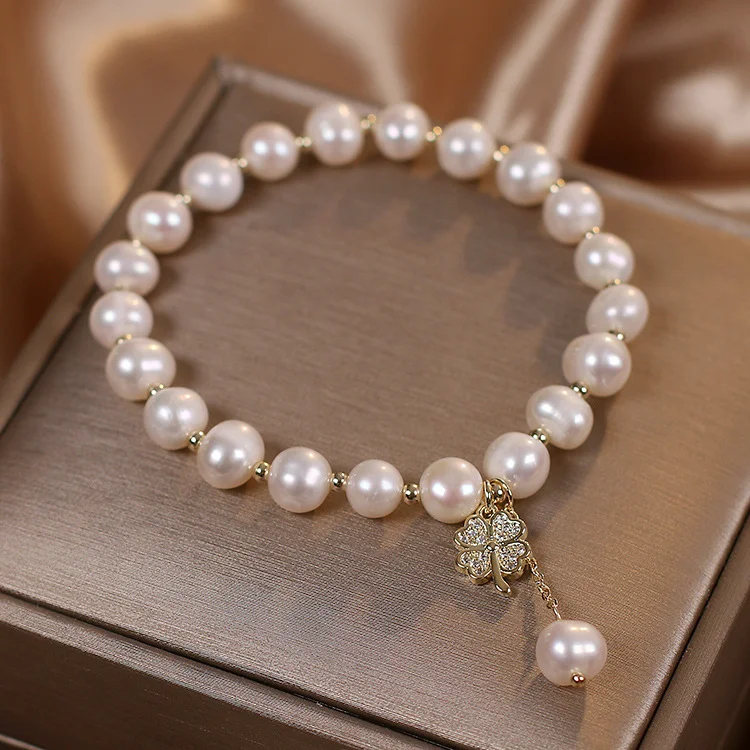 Pulseira de pérolas de água doce natural com design de trevo de quatro folhas, luxo leve e joia de mão simples, ideal para adicionar um toque de sofisticação ao seu visual. — foto 4