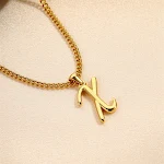 Colar Simples e Elegante Aço Inox Dourado 18K com Pingente Mini Letra Inglesa Um Toque de Sofisticação — foto 11