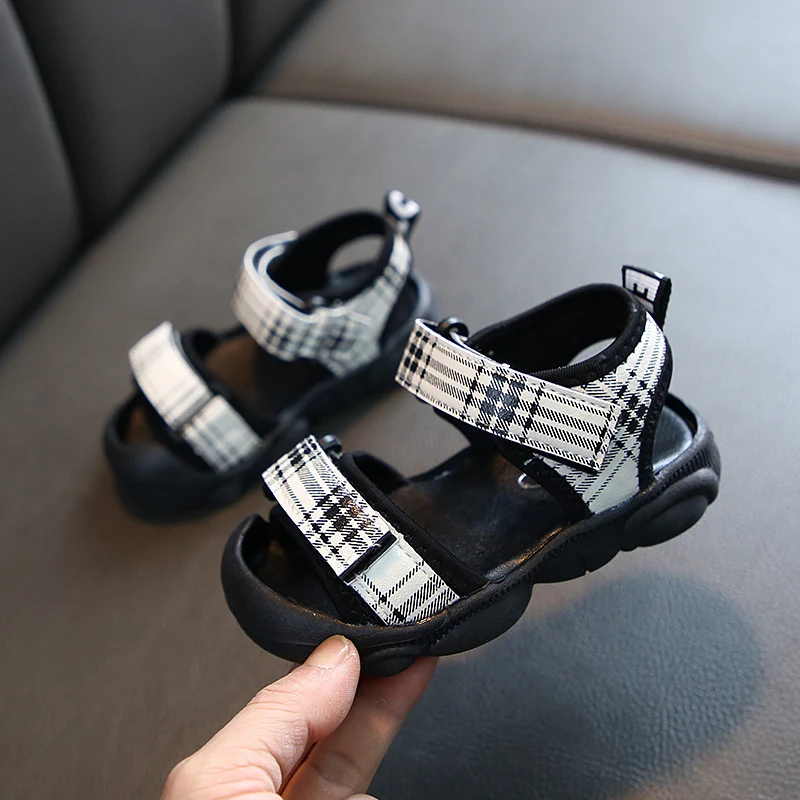 Kinder Freizeitschuhe für Kleinkinder Bequeme und stilvolle Schuhe für den Alltag. Atmungsaktiv und leicht, perfekt für spielerische Entdeckungen. — foto 1