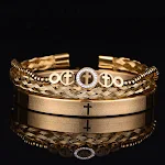 Conjunto de 3 pulseiras com pingente de cruz redonda, um acessório elegante e significativo para complementar seu visual com estilo. — foto 1