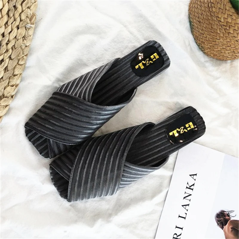 Sandali e ciabatte coreane estive con tacco basso, nuovo stile. Perfetti per un look alla moda e confortevole durante l'estate. — foto 1