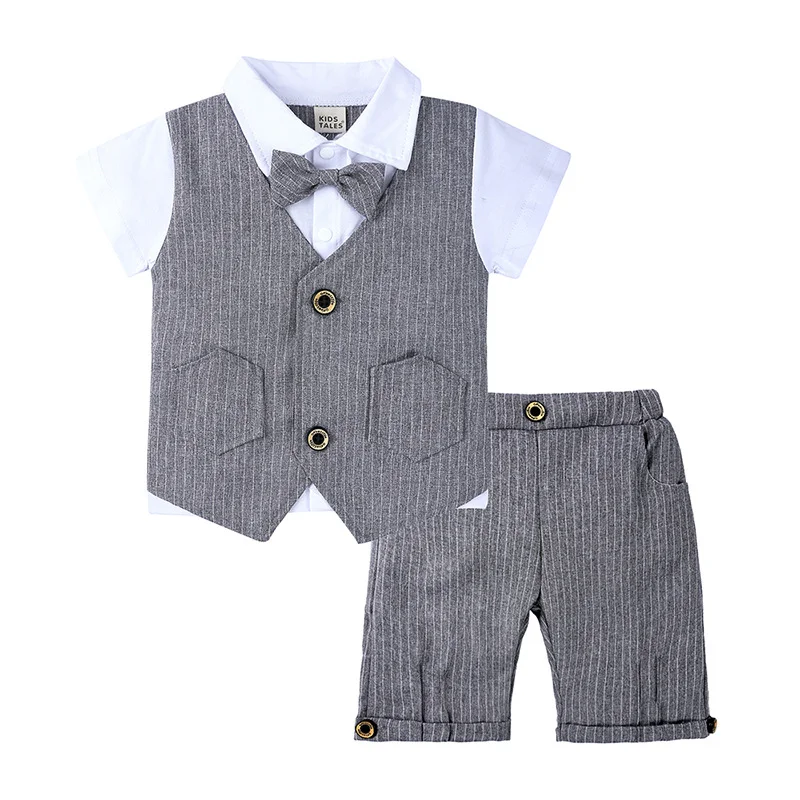 Completo estivo britannico da bambino, stile gentiluomo. Finto due pezzi con gilet, camicia in maglia e papillon. Raffinato e pratico. — foto 13