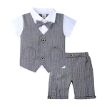 Completo estivo britannico da bambino, stile gentiluomo. Finto due pezzi con gilet, camicia in maglia e papillon. Raffinato e pratico. — foto 13
