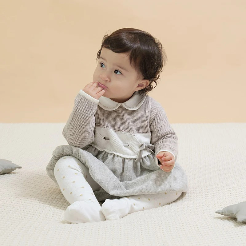 Macacão infantil para bebê, cinza, com detalhes de suéter e recortes. Roupa confortável e charmosa para seu pequeno. Ideal para diversas ocasiões. — foto 2