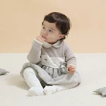 Macacão infantil para bebê, cinza, com detalhes de suéter e recortes. Roupa confortável e charmosa para seu pequeno. Ideal para diversas ocasiões. — foto 2