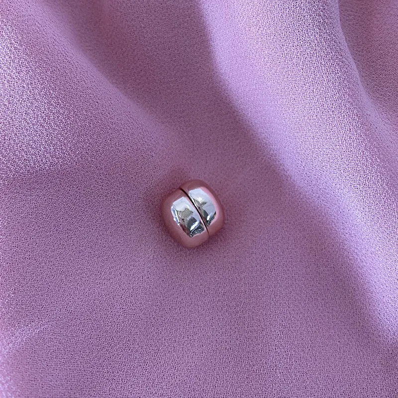Cachecol de fio com fivela, xale e broche fashion. Um acessório elegante e versátil, perfeito para aquecer e complementar seu visual. — foto 4