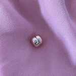 Cachecol de fio com fivela, xale e broche fashion. Um acessório elegante e versátil, perfeito para aquecer e complementar seu visual. — foto 4