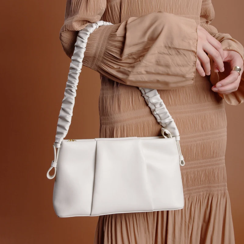 Bolsa de ombro feminina Underarm Cloud Bag para mulheres que buscam conforto no dia a dia. Perfeita para trabalho e uso casual. — foto 8