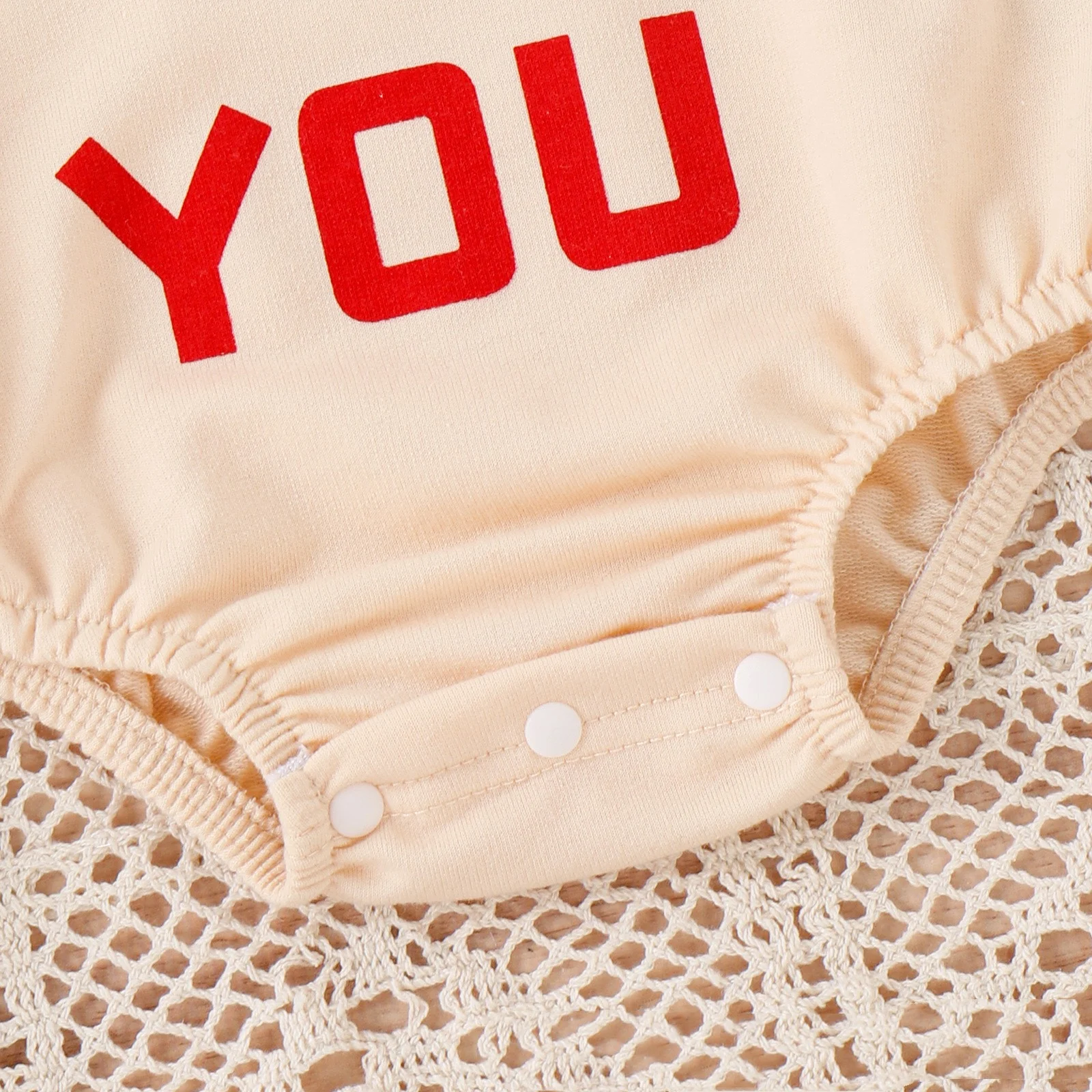 Macacão com estampa de letras Roupa infantil adorável e confortável para bebês e crianças pequenas. Ideal para brincar e passear com estilo. — foto 3