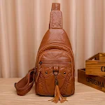 Bolsa de peito diagonal de couro macio europeu e americano lavado, design moderno e casual, perfeita para uso diário, confortável e prática para transportar seus itens. — foto 2