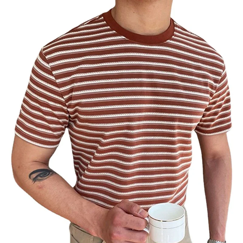 Suéter masculino de lã com listras vermelhas e mangas curtas. Combine conforto e estilo neste suéter ideal para diversas ocasiões. — foto 11
