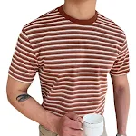 Suéter masculino de lã com listras vermelhas e mangas curtas. Combine conforto e estilo neste suéter ideal para diversas ocasiões. — foto 11