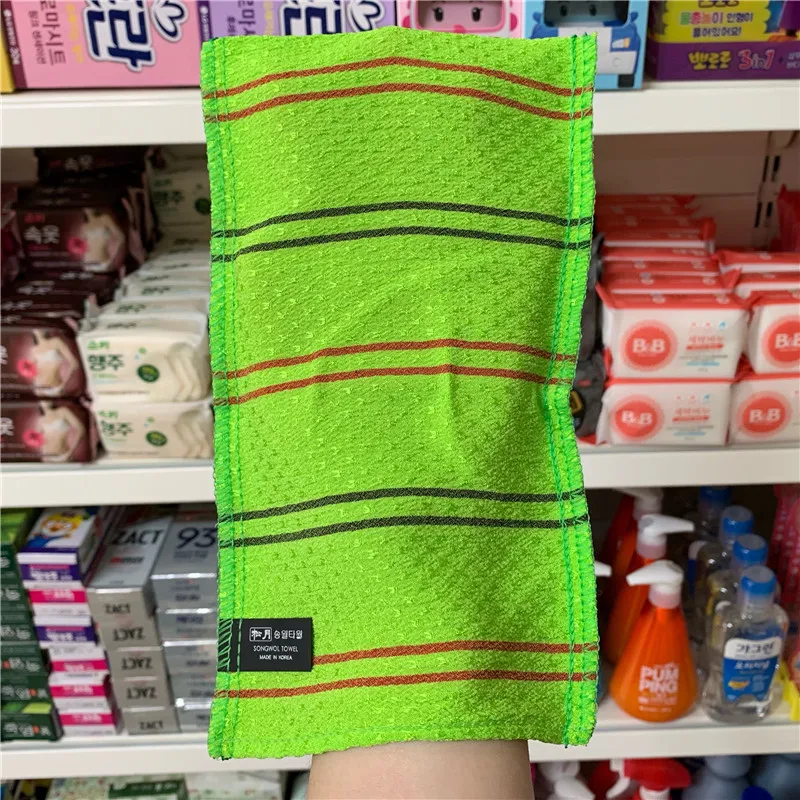 Single-layer towel for decontamination and dust removal with bath brush. Effective cleaning and body care in a single pr — photo 3