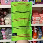 Single-layer towel for decontamination and dust removal with bath brush. Effective cleaning and body care in a single pr — photo 3
