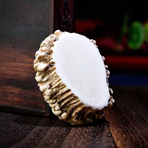 Title 3, Chifre de placa esculpida