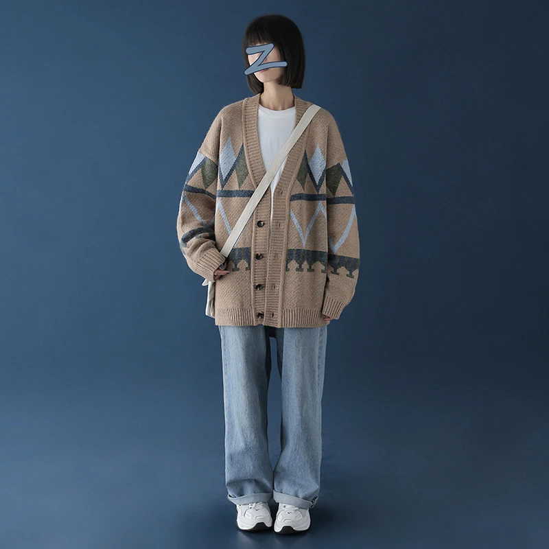 Suéter cardigan masculino com decote em V estilo étnico. Conforto e estilo em uma só peça. Ideal para um visual casual e moderno com toque cultural. — foto 2