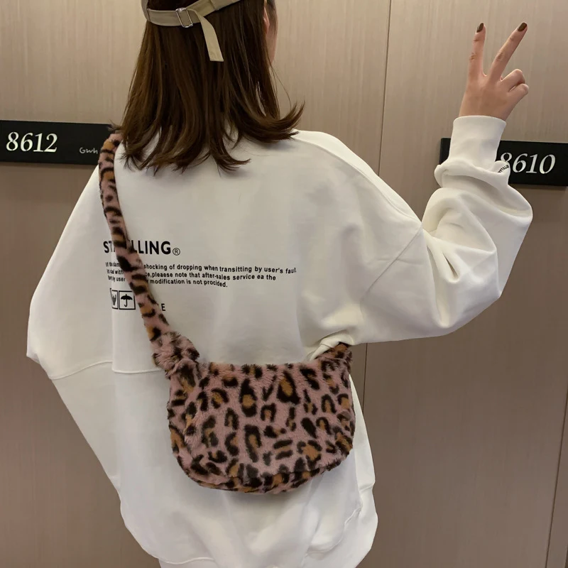 Bolsa Fashion Girl Maomao de um ombro só, elegante e versátil. Perfeita para garotas que buscam estilo e praticidade. Leve seus itens essenciais com charme. — foto 2