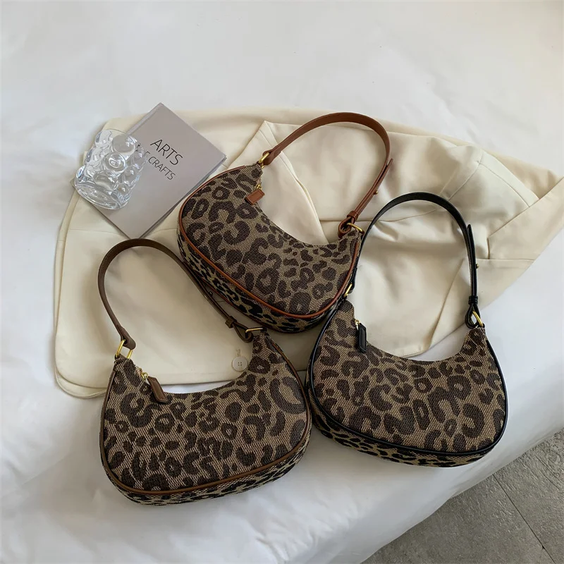 Bolsa Pequena com Estampa de Leopardo Retrô Feminina Texturizada Ombro Único Charmosa para Looks Modernos e Despojados Perfeita para o Dia a Dia — foto 4