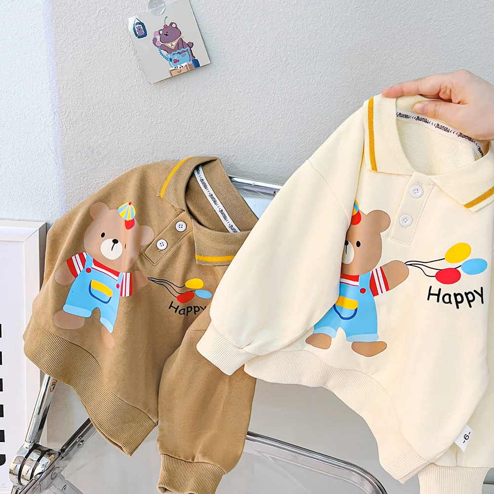 Conjunto de duas peças para bebês com suéter de lapela e mangas compridas. Conforto e charme para seu pequeno. Perfeito para o dia a dia. — foto 12