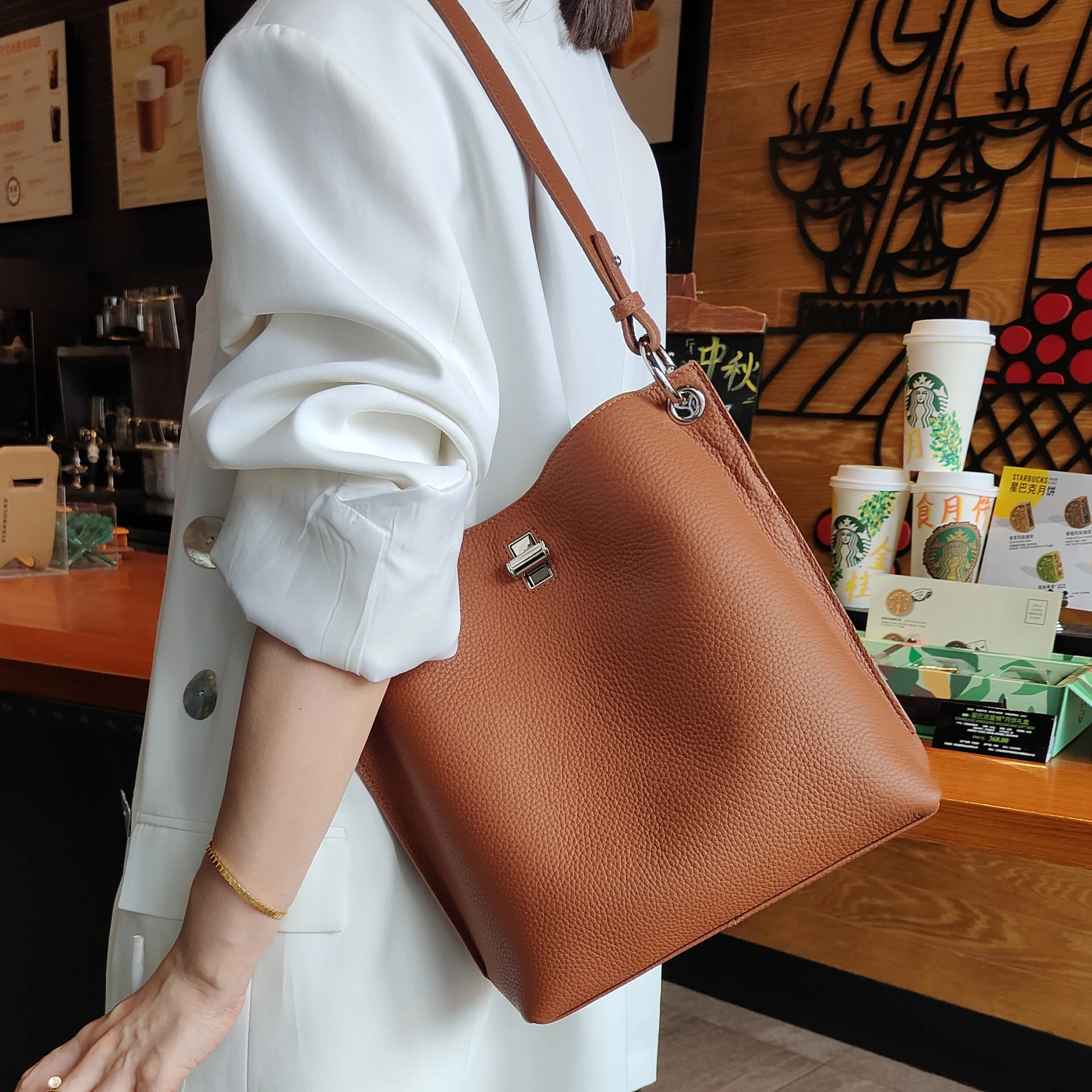 Bolsa Mensageiro de Ombro em Couro Macio para Commuters, combina com tudo, ideal para uso diário. Perfeita para trabalho e lazer, estilo e praticidade. — foto 25