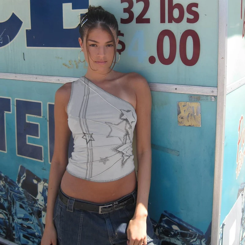 Graues, geometrisches Damen-Top mit schräger Schulter und kurzen Ärmeln, für einen stilvollen und modernen Look. — foto 17