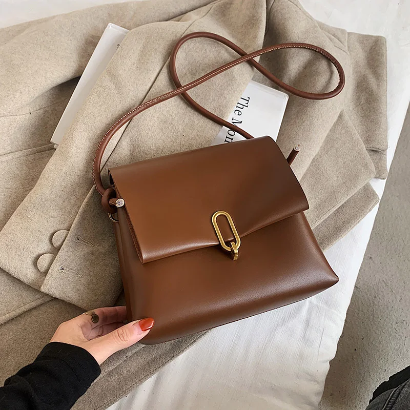Mała, kwadratowa torebka na ramię, pasująca do wszystkiego. Prosty i modny design, idealny na co dzień. Must-have w każdej garderobie. — zdjęcie 6