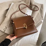 Mała, kwadratowa torebka na ramię, pasująca do wszystkiego. Prosty i modny design, idealny na co dzień. Must-have w każdej garderobie. — zdjęcie 6