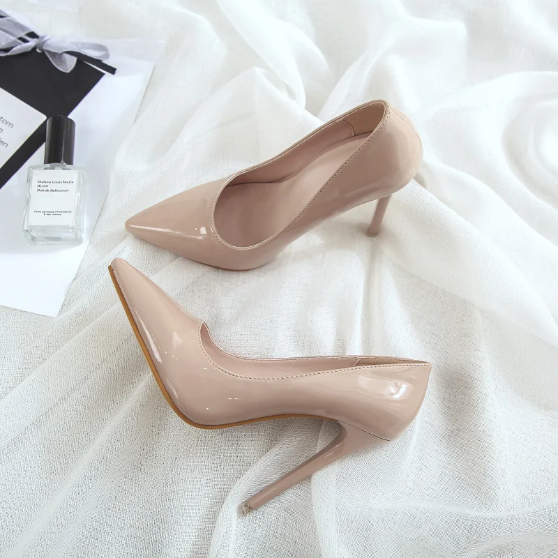 Professionelle Damen Lackleder High Heels. Stilvolle Schuhe für Selbstbewusstsein und Eleganz bei Arbeit und formellen Anlässen. — foto 2