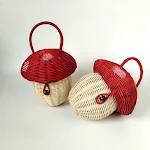 Bolsa de mão artesanal em formato de cogumelo, tecida com videira. Leve seus pertences com charme e um toque natural inconfundível. — foto 3