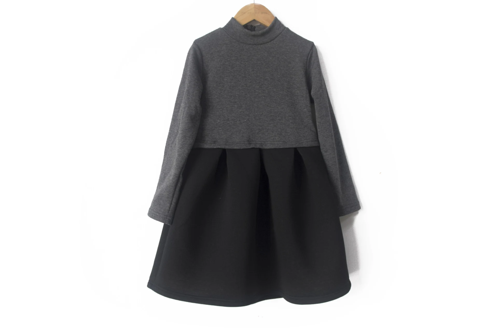Magisches Prinzessinnenkleid für kleine Mädchen, ideal für Partys, Verkleidungen und fantasievolles Spielen. Ein Traum wird wahr, bequem und stilvoll. — foto 2