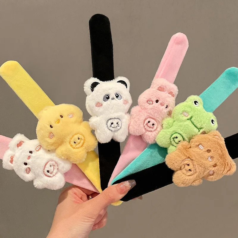 Pulseira de pelúcia de desenho animado para pulso, um brinquedo macio e adorável que se encaixa no seu pulso, abraçando-o com carinho. Diversão e aconchego! — foto 9