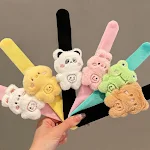 Pulseira de pelúcia de desenho animado para pulso, um brinquedo macio e adorável que se encaixa no seu pulso, abraçando-o com carinho. Diversão e aconchego! — foto 9