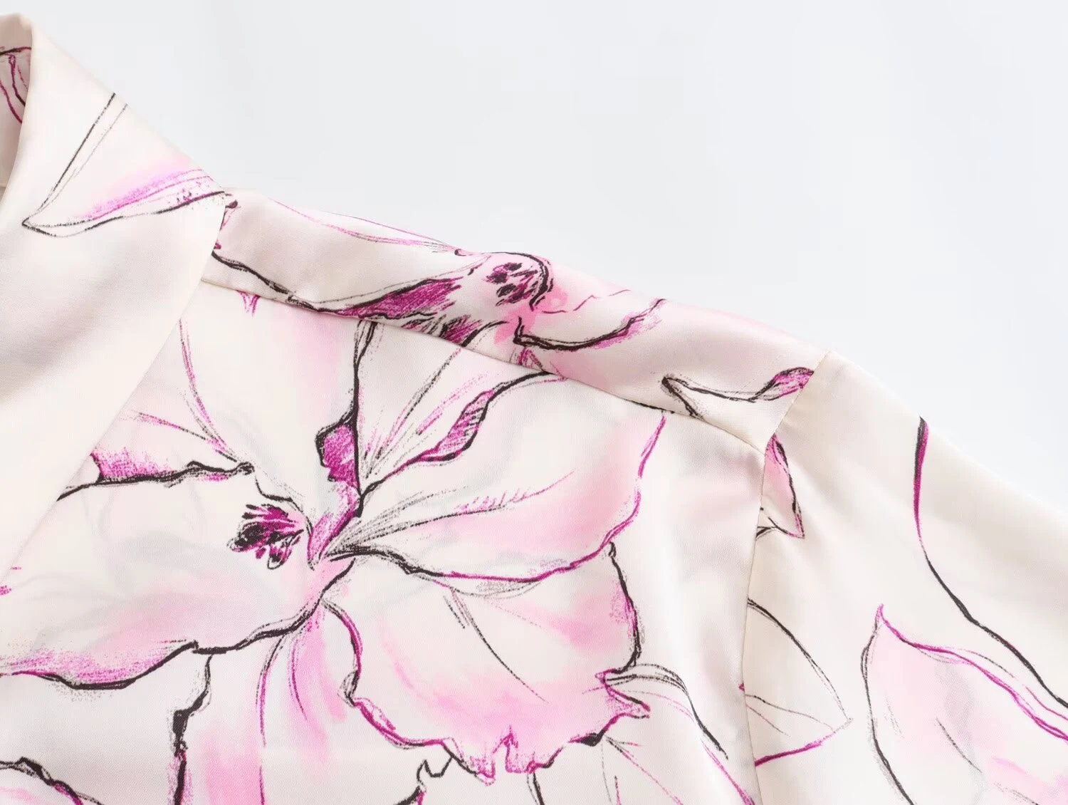 Women's Fashionable Printed Silk Satin Textured Shirt offers elegance and comfort. Experience the luxurious feel and sty — photo 6