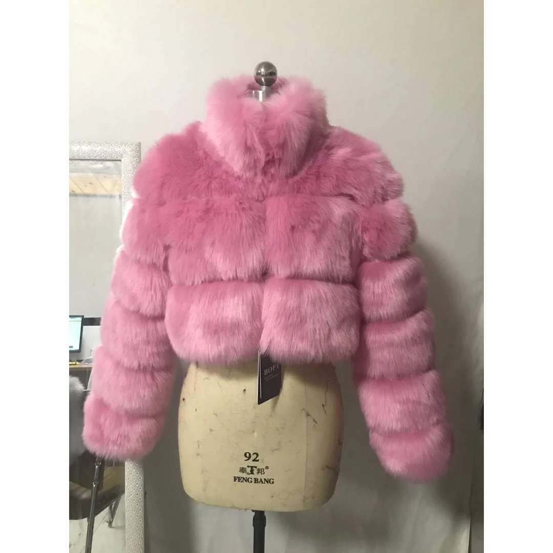 European and American Short Fur Coat for Women. Stay warm and stylish this winter. A comfortable, fashionable coat desig — photo 8