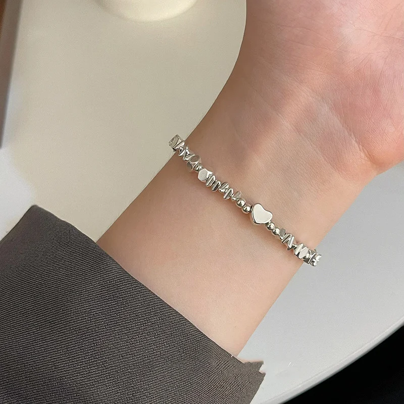 Pulseira de amor com moedas de prata irregulares de design exclusivo. Demonstre seu afeto com elegância e um toque moderno e autêntico. — foto 1