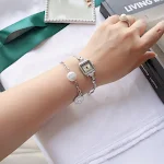 Relógio de pulso retrô com pulseira fina, pequeno e requintado, modelo quadrado, perfeito para um visual elegante e sofisticado em qualquer situação — foto 4