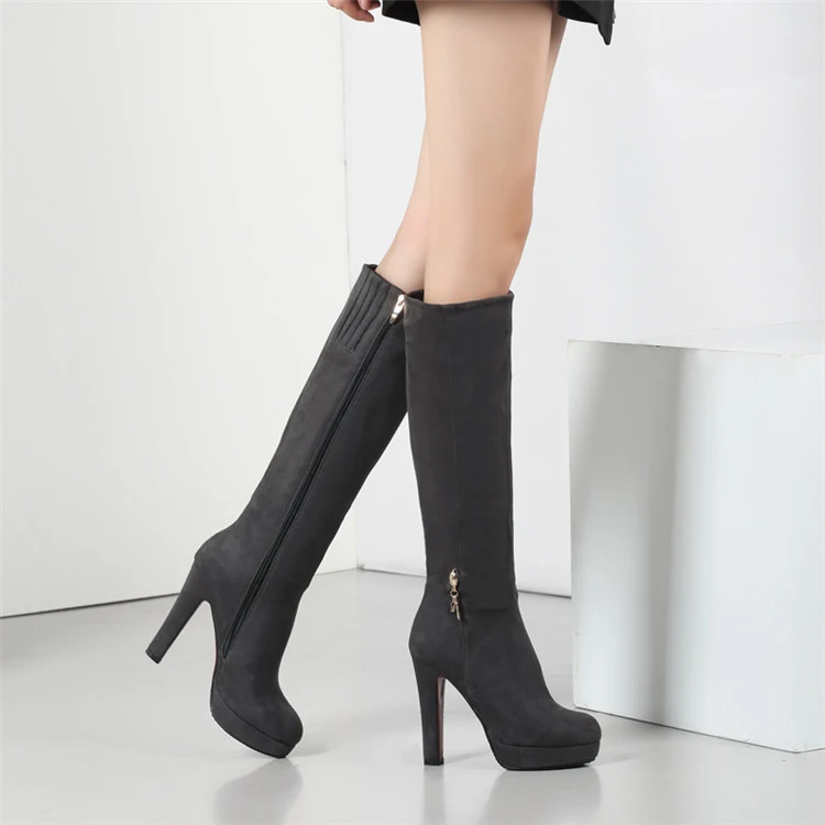 Botas altas de camurça sólida com salto bloco e zíper. Conforto e estilo em um só calçado, perfeitas para looks modernos e sofisticados. — foto 4