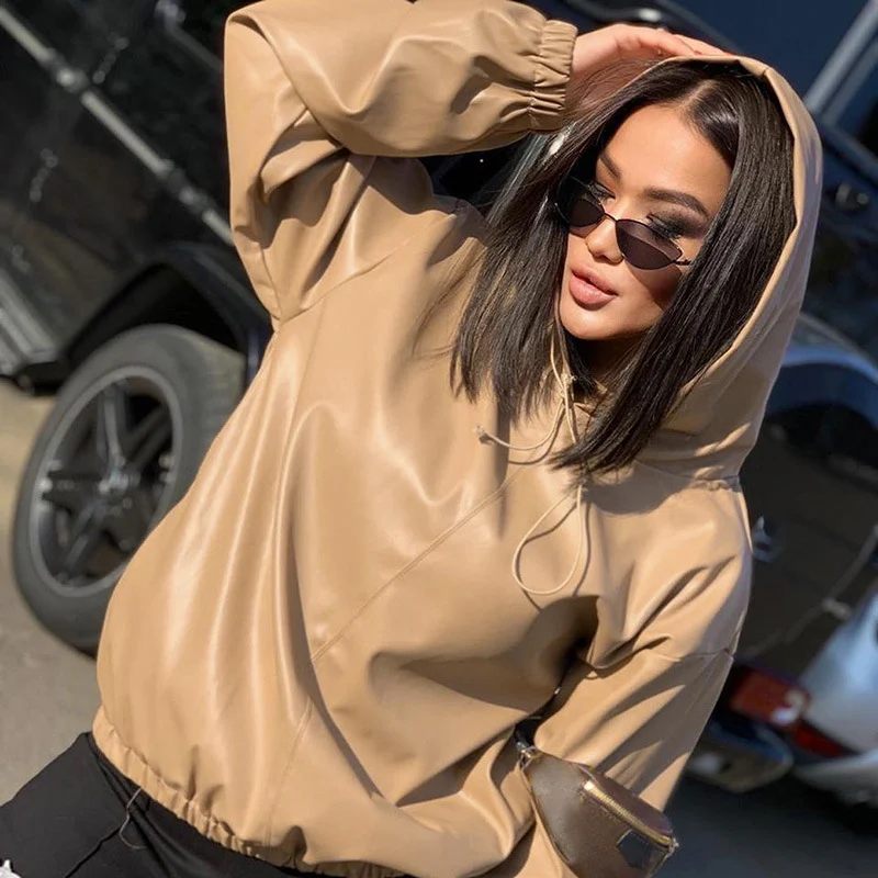 Moletom feminino de couro com capuz e gola redonda versátil. Perfeito para looks casuais e elegantes, proporciona conforto e estilo em todas as estações. — foto 5
