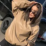 Moletom feminino de couro com capuz e gola redonda versátil. Perfeito para looks casuais e elegantes, proporciona conforto e estilo em todas as estações. — foto 5