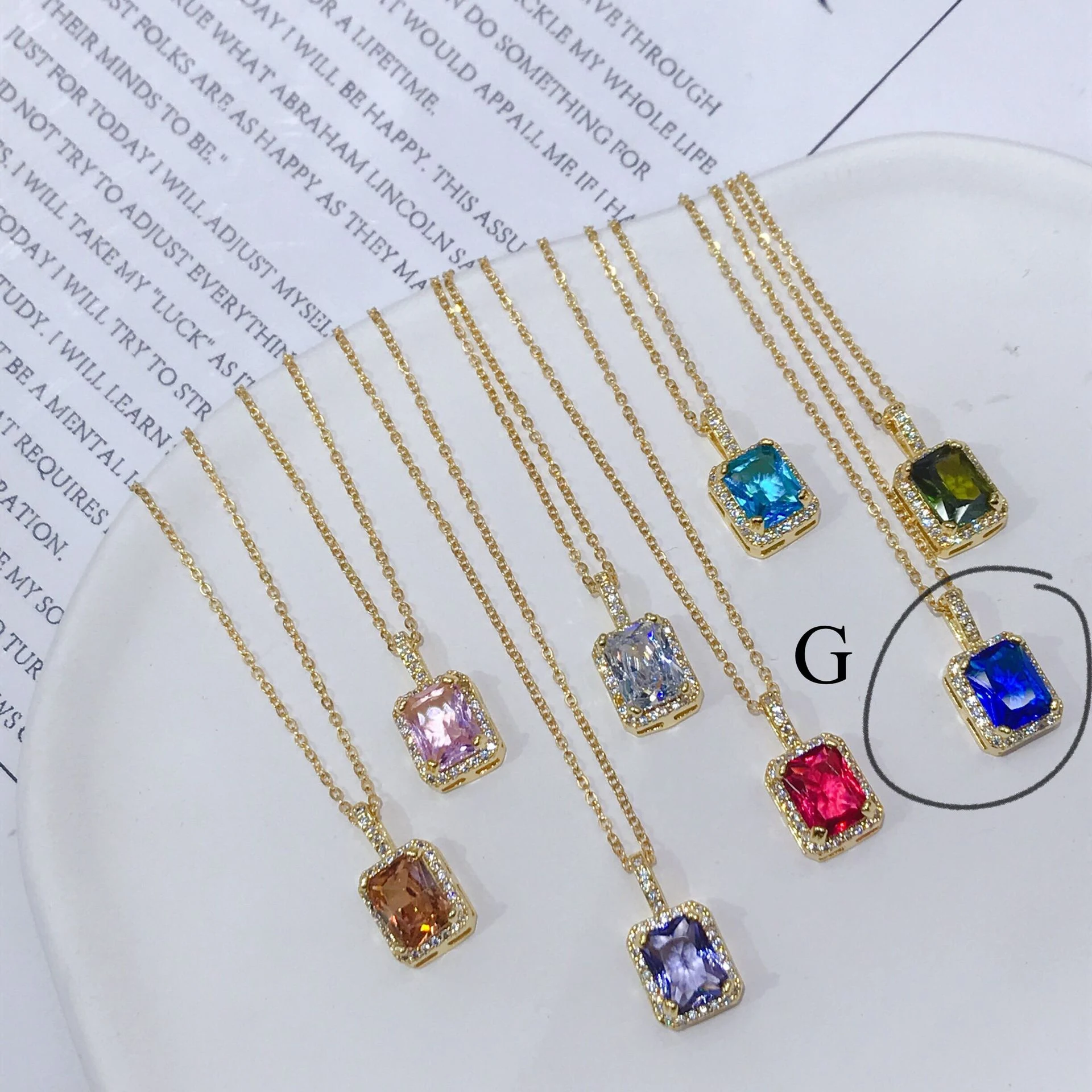 Colar com pingente quadrado geométrico de zircônia arco-íris para homens e mulheres. Adicione brilho e estilo a qualquer look. — foto 9