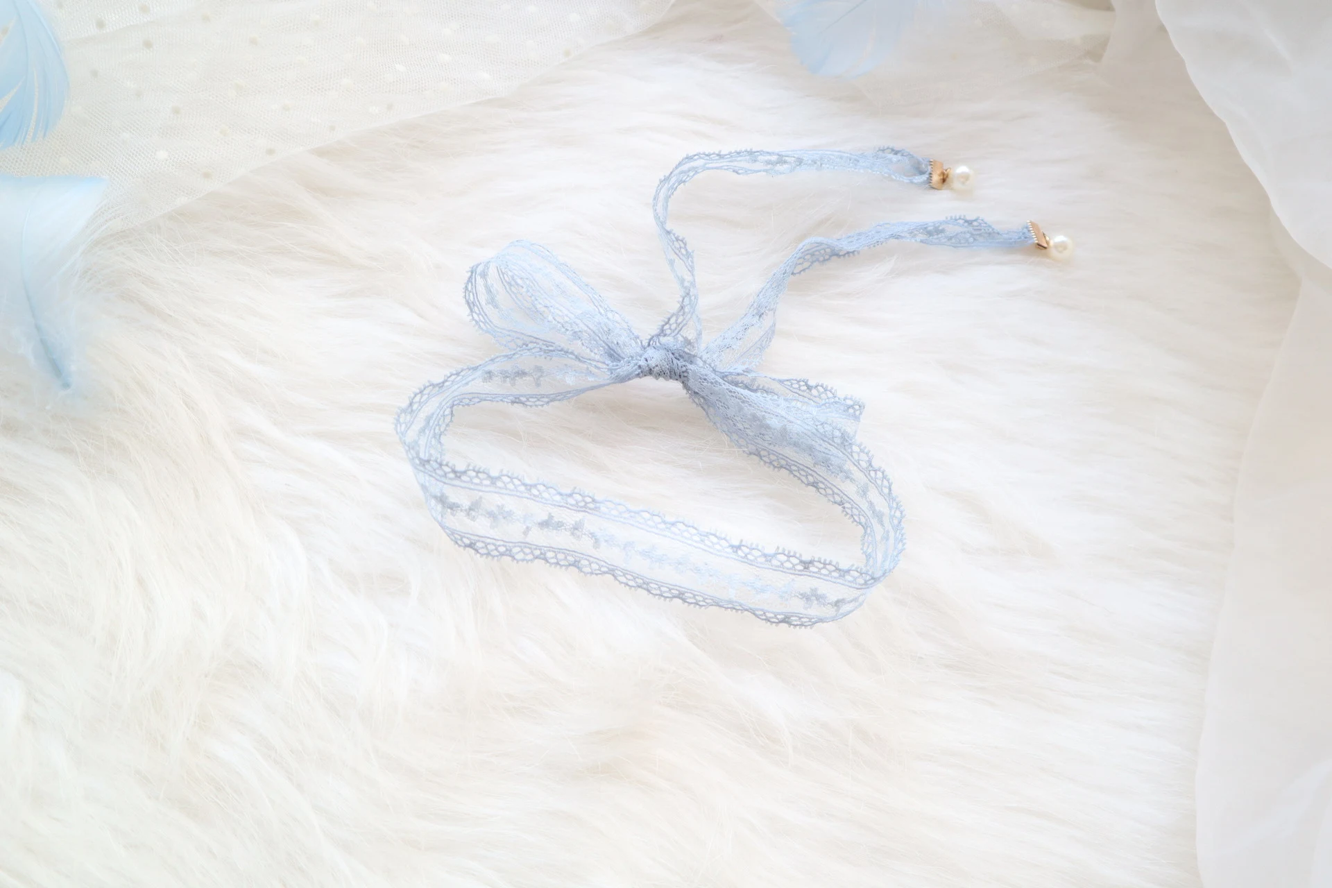 Delicado colar gargantilha com fita de renda cinza azul e pérolas, um acessório doce para realçar seu look e adicionar charme. — foto 1
